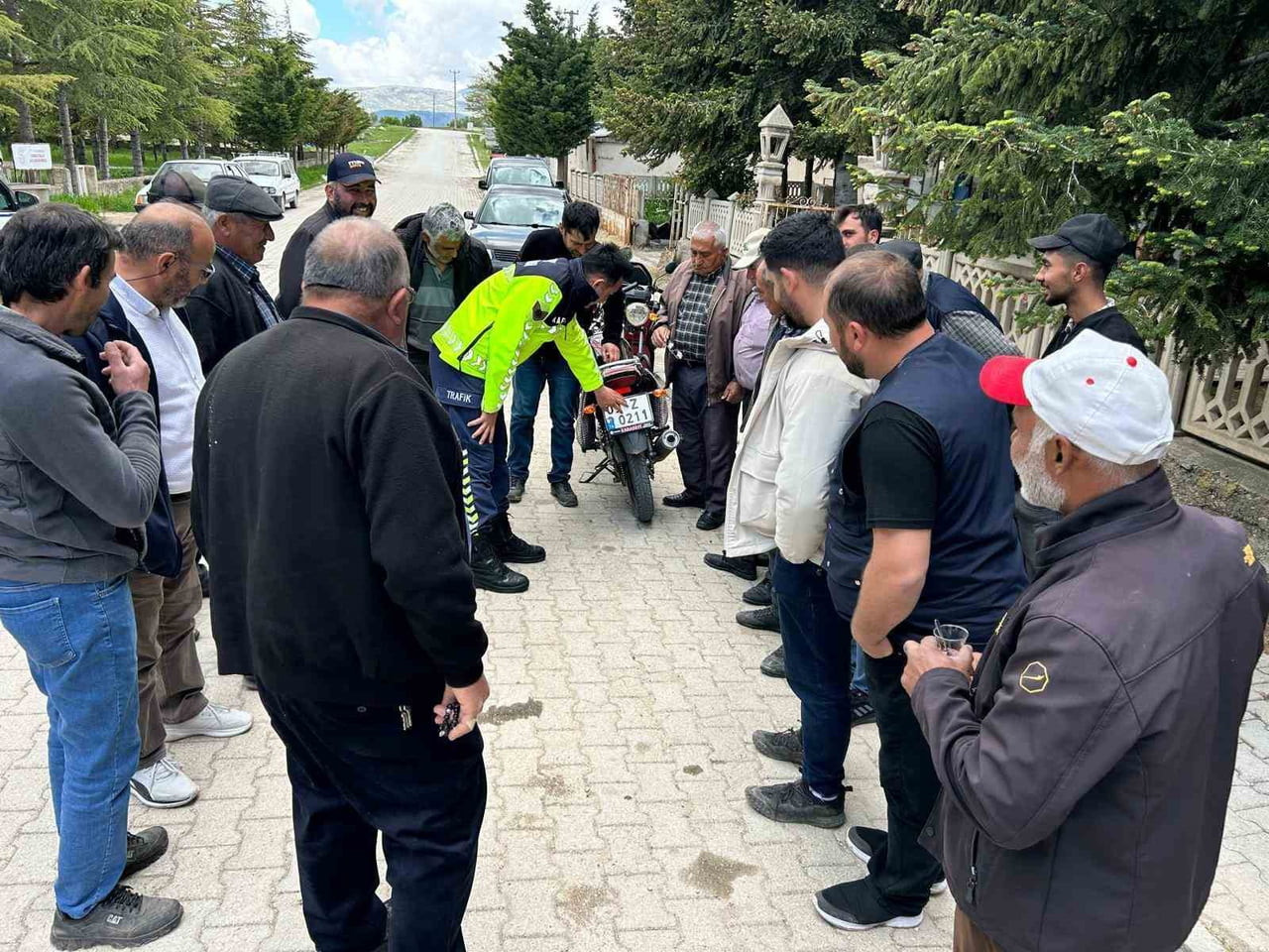 AFYONKARAHİSAR’IN 5 İLÇESİNDE VATANDAŞLARA VE ÖĞRENCİLERE JANDARMA EKİPLERİ TARAFINDAN TRAFİK...