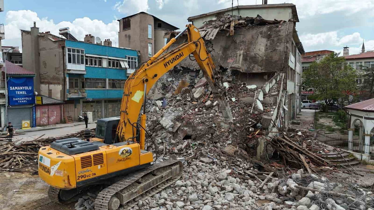 AFYONKARAHİSAR’IN BOLVADİN İLÇESİNDE KENTSEL DÖNÜŞÜM ÇERÇEVESİNDE YIKIM ÇALIŞMASI...