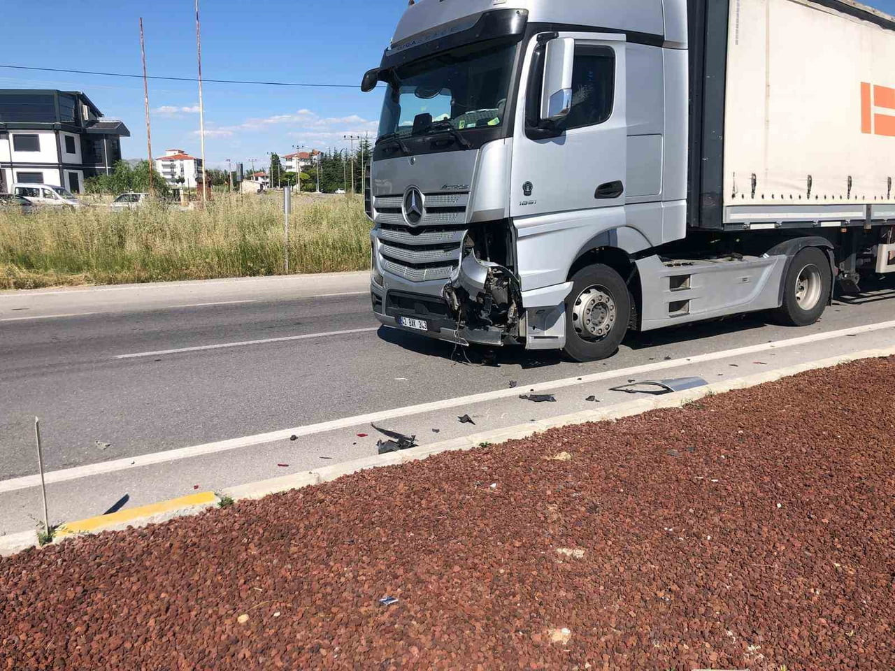AFYONKARAHİSAR’IN BOLVADİN İLÇESİNDE, OTOMOBİL İLE TIRIN KAVŞAKTA ÇARPIŞMASI SONUCU MEYDANA GELEN...