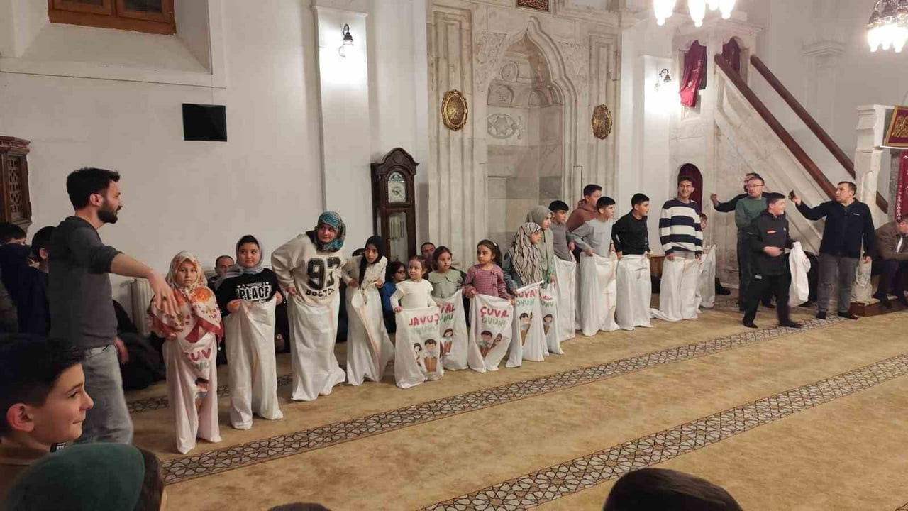 AFYONKARAHİSAR’IN BOLVADİN İLÇESİNDE ‘VAKTİ KUŞANMAK PROJESİ’ ÇERÇEVESİNDE DÜZENLENEN YATSI NAMAZI...