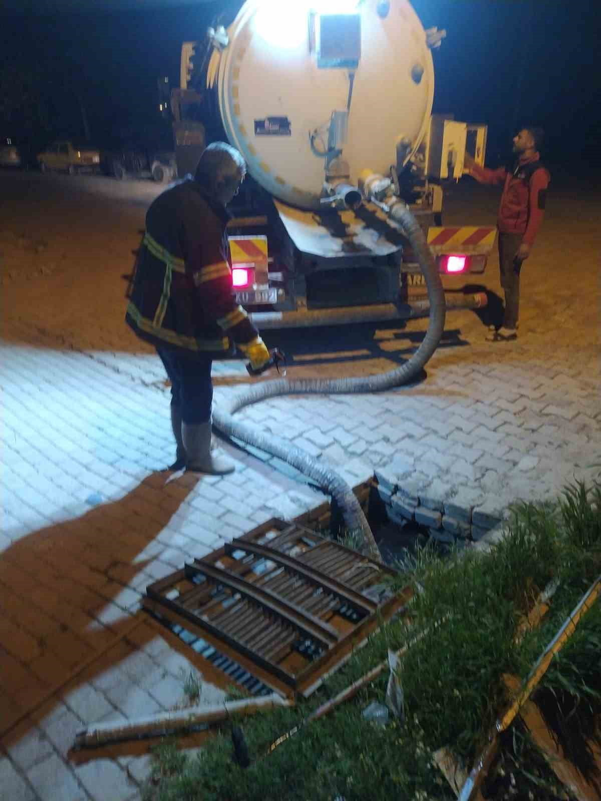 AFYONKARAHİSAR’IN BOLVADİN İLÇESİNDE YAĞMUR MENFEZİNE DÜŞEN YAVRU KÖPEK İTFAİYE EKİPLERİNİN...