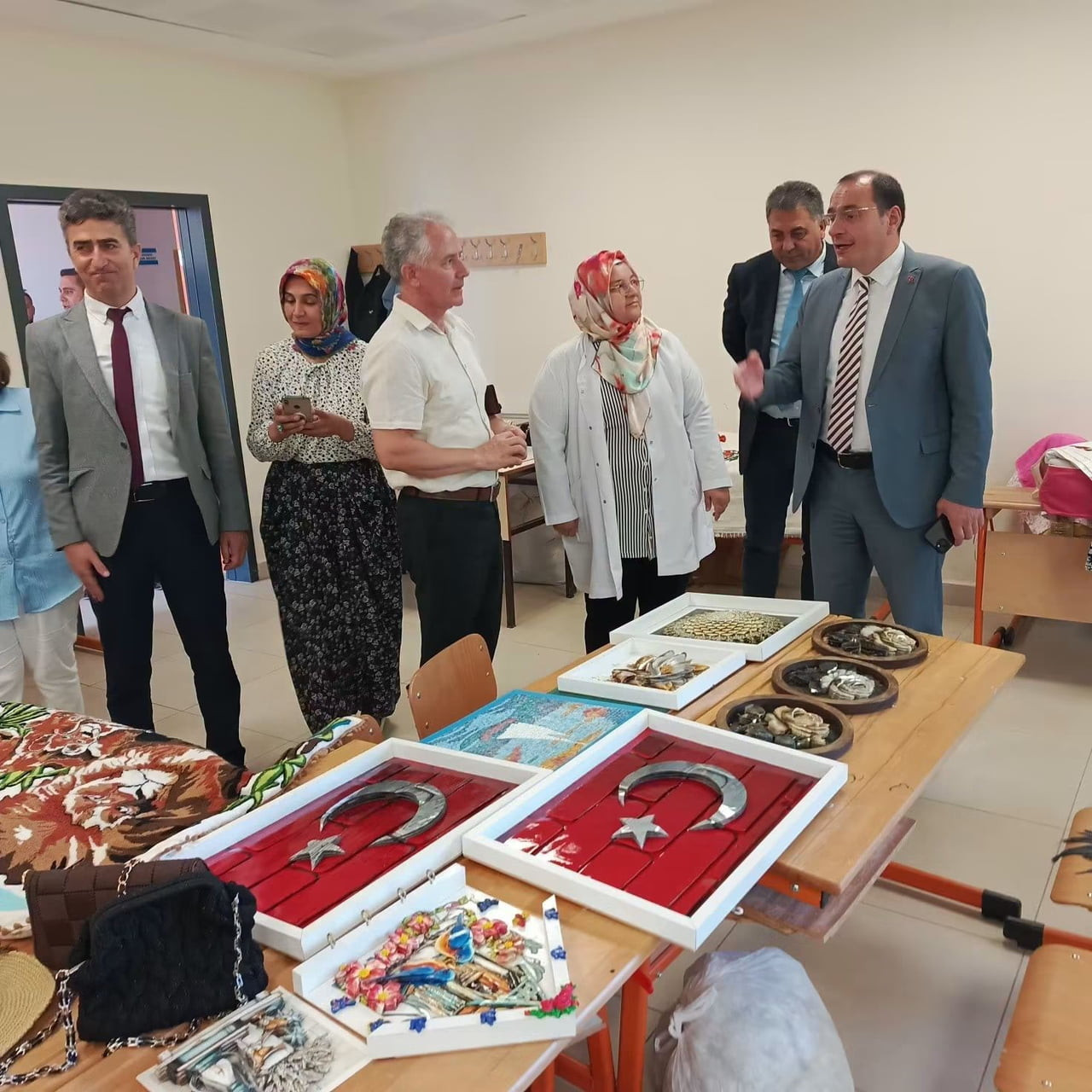 AFYONKARAHİSAR’IN ÇAY İLÇE KAYMAKAMI HASAN HÜSNÜ TÜRKER, PAZARAĞAÇ BELDESİNDEKİ HALK EĞİTİMİ...