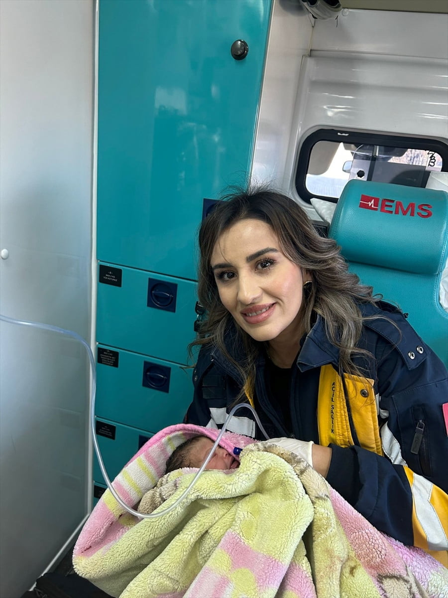 Afyonkarahisar’ın Çay ilçesinde hastaneye sevk edilen hamile kadın, sağlık ekibinin müdahalesiyle...