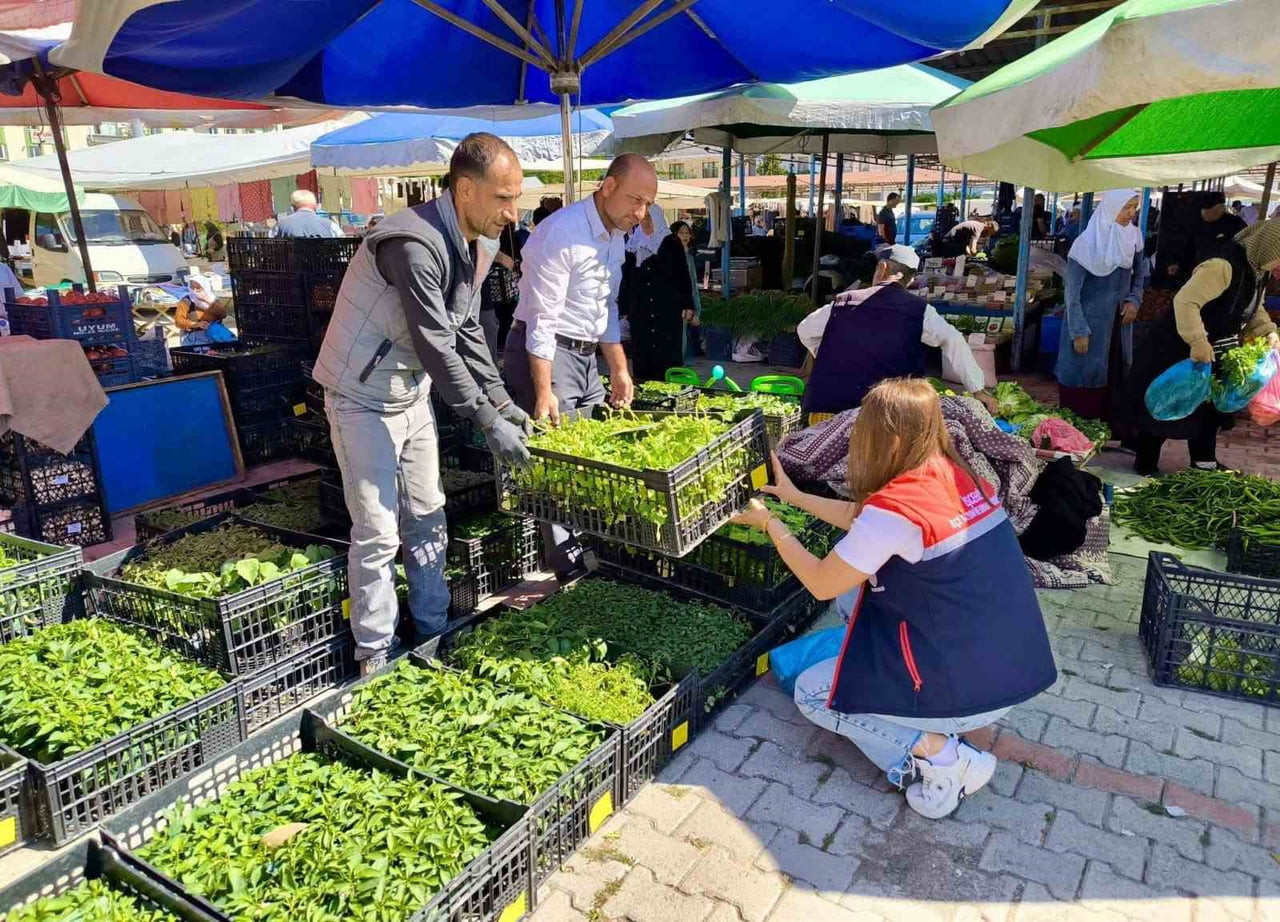 AFYONKARAHİSAR’IN İSCEHİSAR İLÇESİNDE KURULAN SEMT PAZARLARINDA SATIŞA SUNULAN TOHUM VE FİDELER...