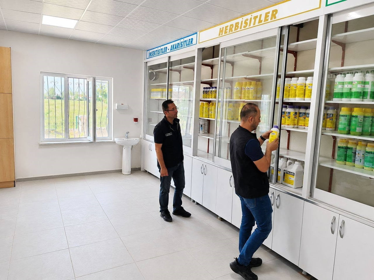 AFYONKARAHİSAR’IN ŞUHUT İLÇESİNDE FAALİYET GÖSTEREN İLAÇ VE GÜBRE BAYİLERİNE YÖNELİK DENETİM...