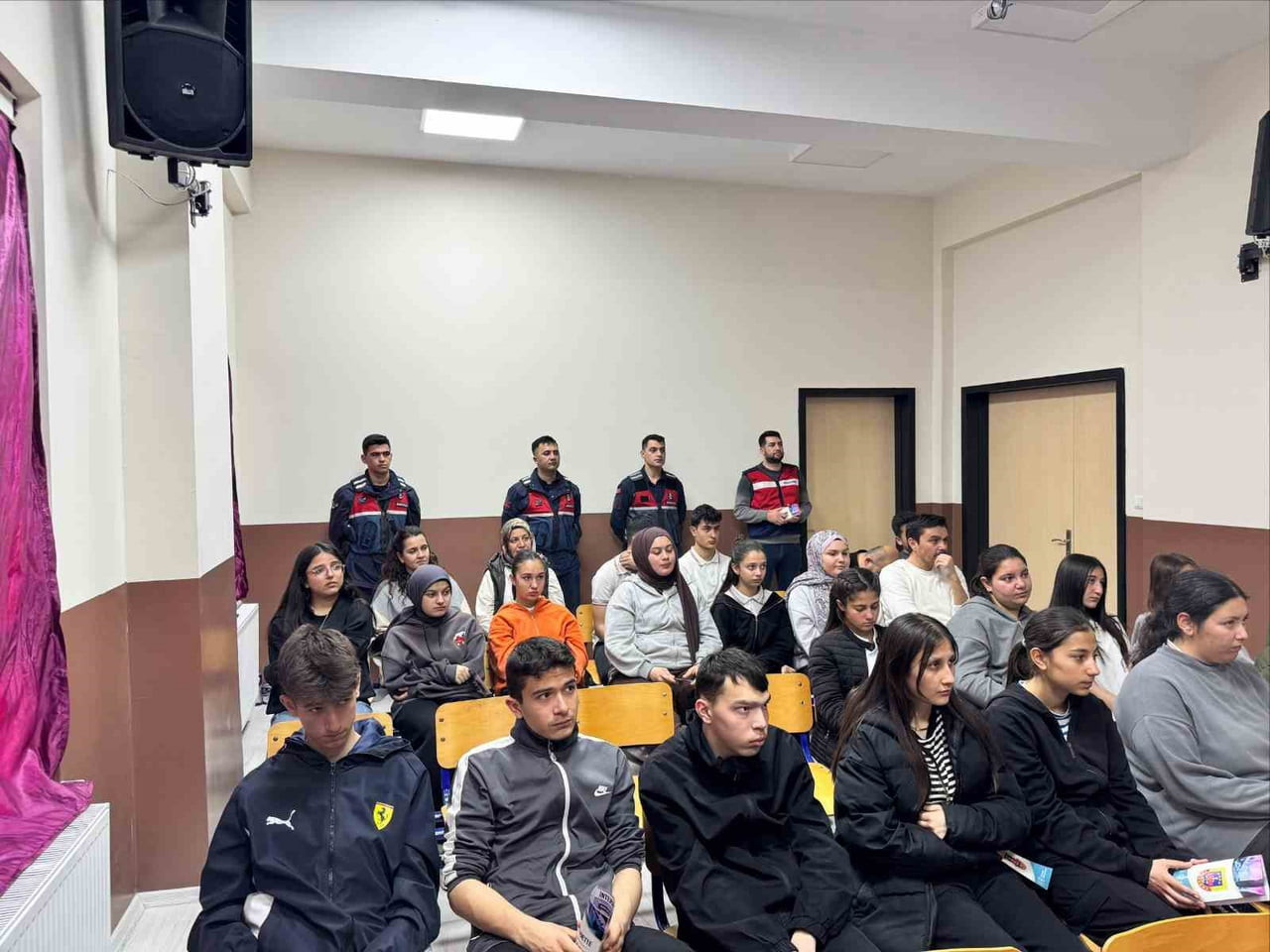 AFYONKARAHİSAR’IN ŞUHUT İLÇESİNDE JANDARMA TARAFINDAN ÖĞRENCİ VE ÖĞRETMENLERE YÖNELİK GÜVENLİ...