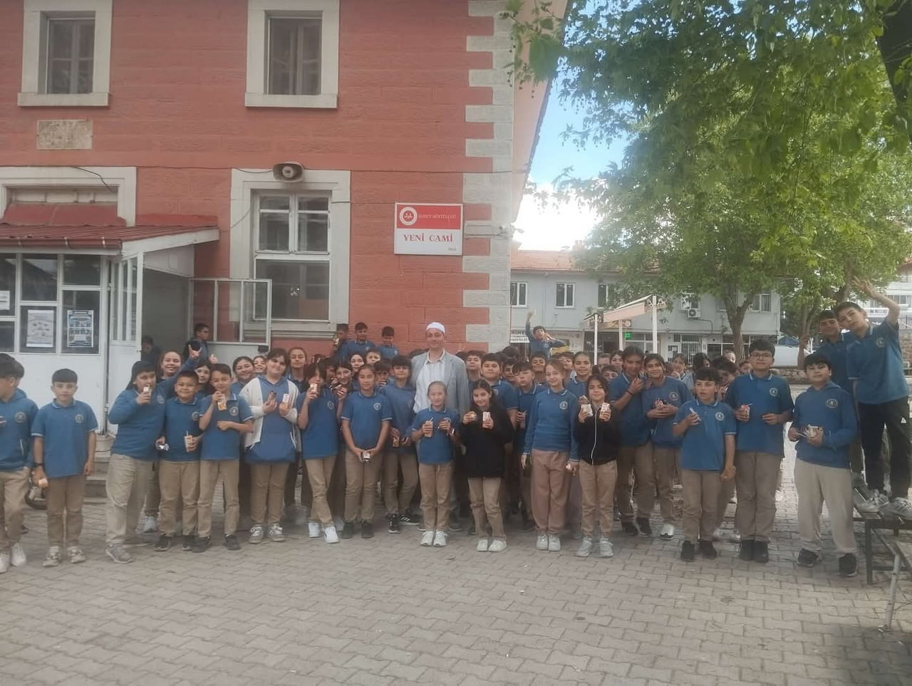 AFYONKARAHİSAR’IN ŞUHUT İLÇESİNDE Kİ KURTULUŞ İHSAN KÜÇÜKARSLAN ORTAOKULU ÖĞRENCİLERİ, ÇEVREME...