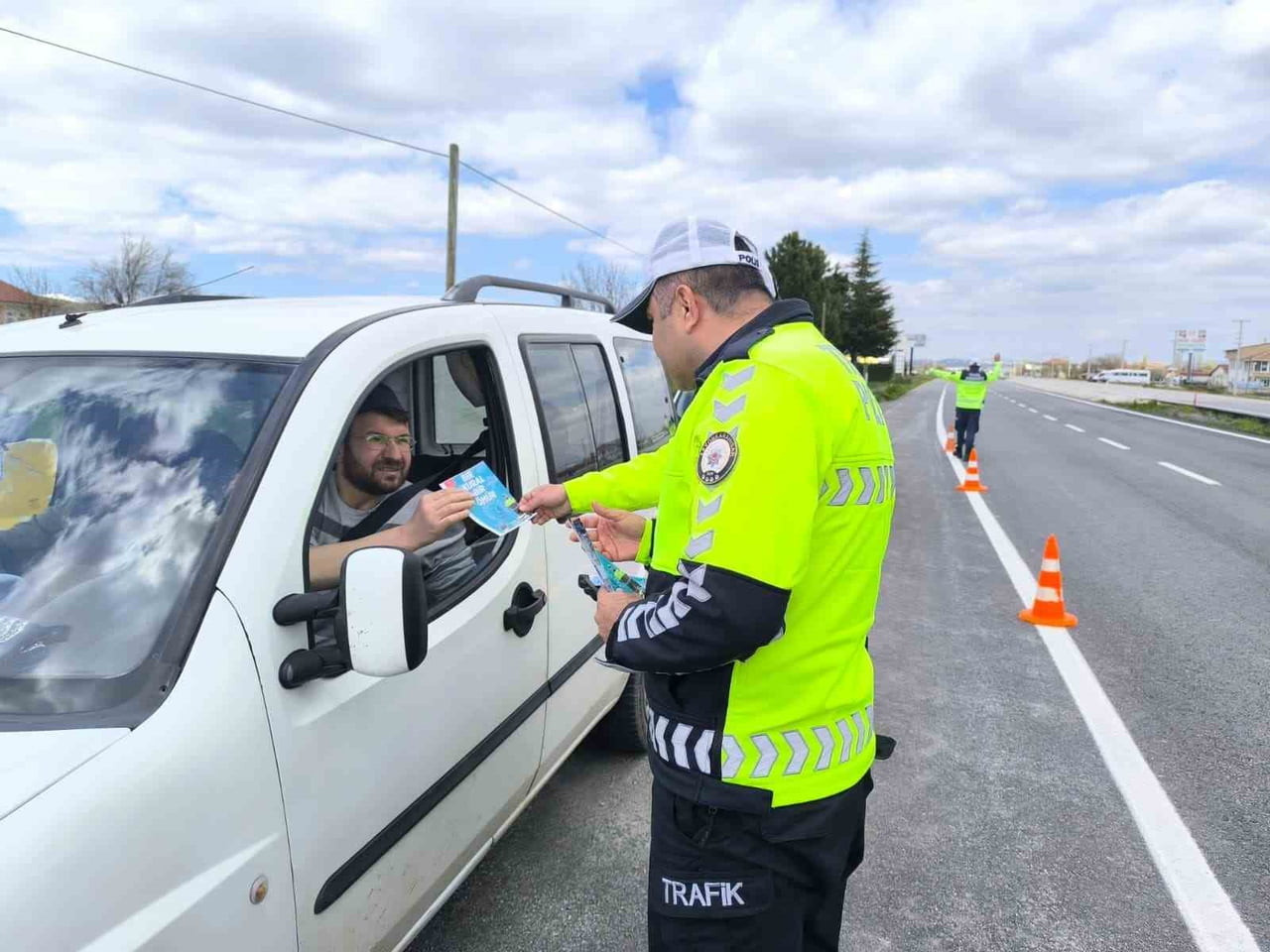 AFYONKARAHİSAR’IN ŞUHUT İLÇESİNDE TRAFİK GÜVENLİĞİNE DİKKAT ÇEKMEK AMACIYLA ‘BİR KURAL BİR ÖMÜR"...