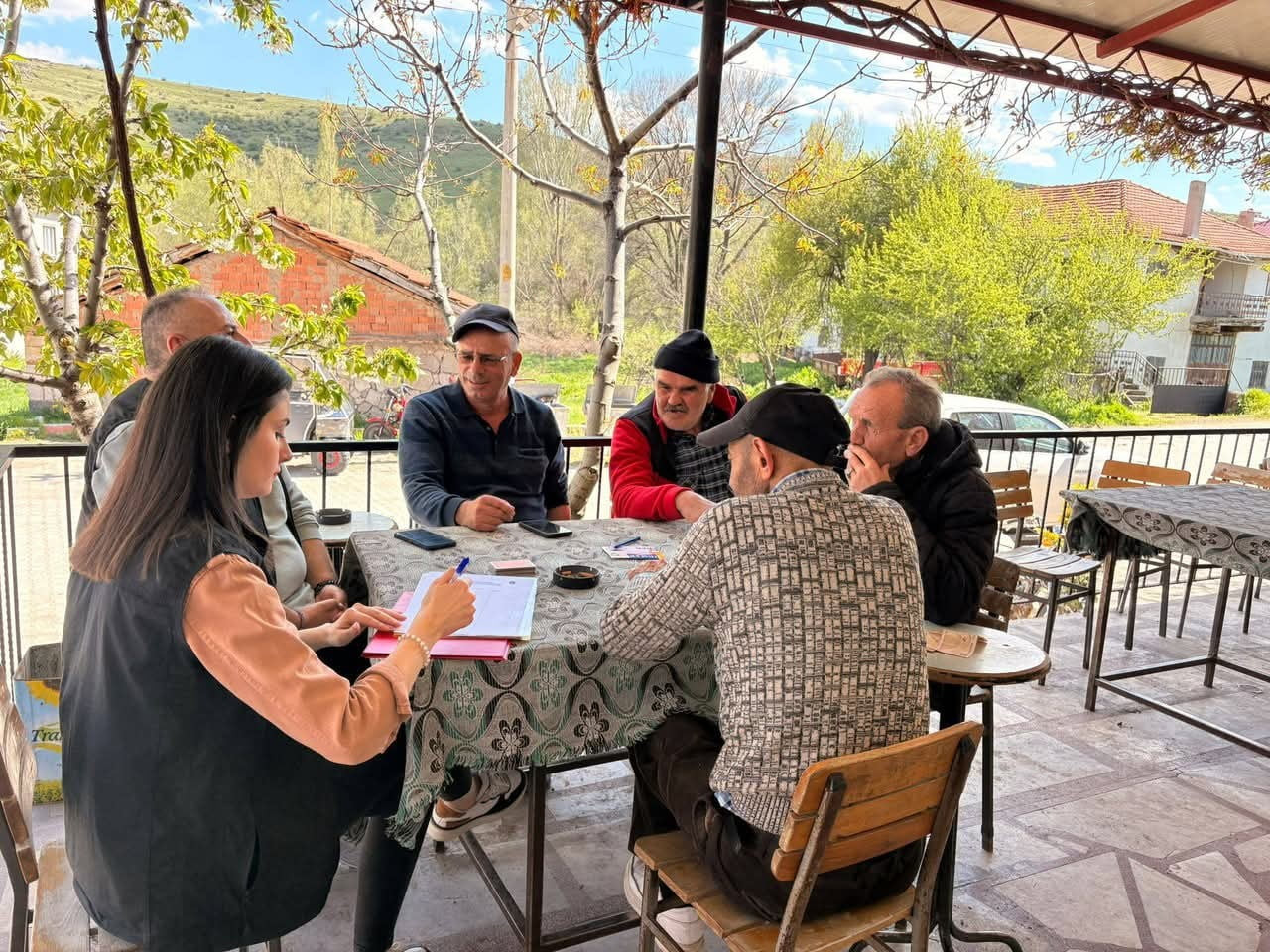 AFYONKARAHİSAR’IN ŞUHUT İLÇESİNE BAĞLI KOÇYATAĞI KÖYÜNDE ÇİFTÇİLERE YÖNELİK BİLGİLENDİRME...