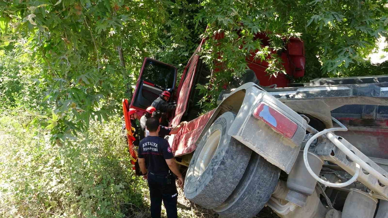 AĞACA TAKILAN ARACIN SÜRÜCÜSÜ ŞOKA GİRERKEN, İTFAİYE EKİPLERİ TARAFINDAN BULUNDUĞU YERDEN...