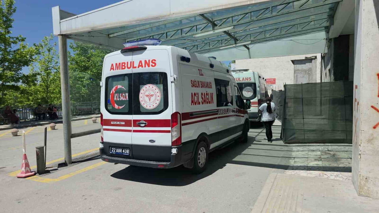 AĞIR YARALANAN ANNE İLE KIZI, SAĞLIK EKİPLERİNİN İLK MÜDAHALESİNİN ARDINDAN KIRKLARELİ EĞİTİM VE...
