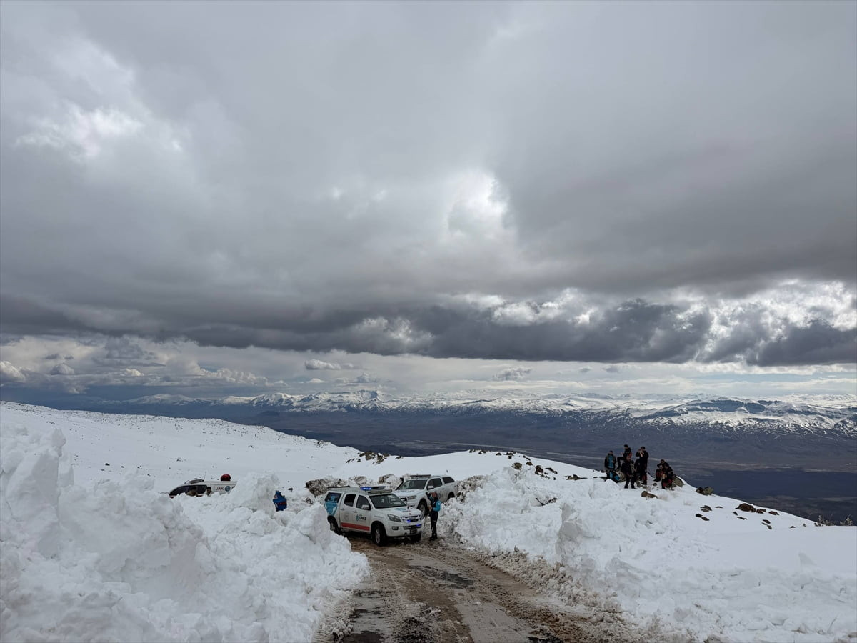 Ağrı Dağı'na zirve tırmanışı yaparken 4 bin 700 metreden dönen ve kendisinden haber alınamayan...