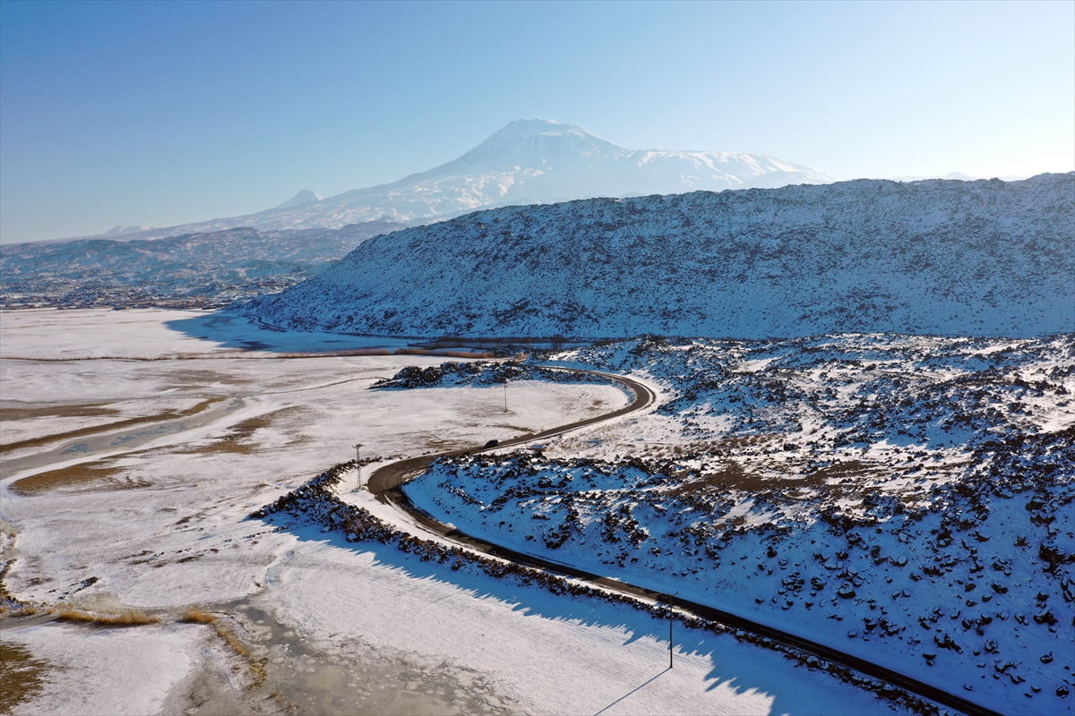 Ağrı Dağı'nın eteklerini oluşturan lav kayaları, kar yağışı sonrası beyaz örtüyle kaplandı....