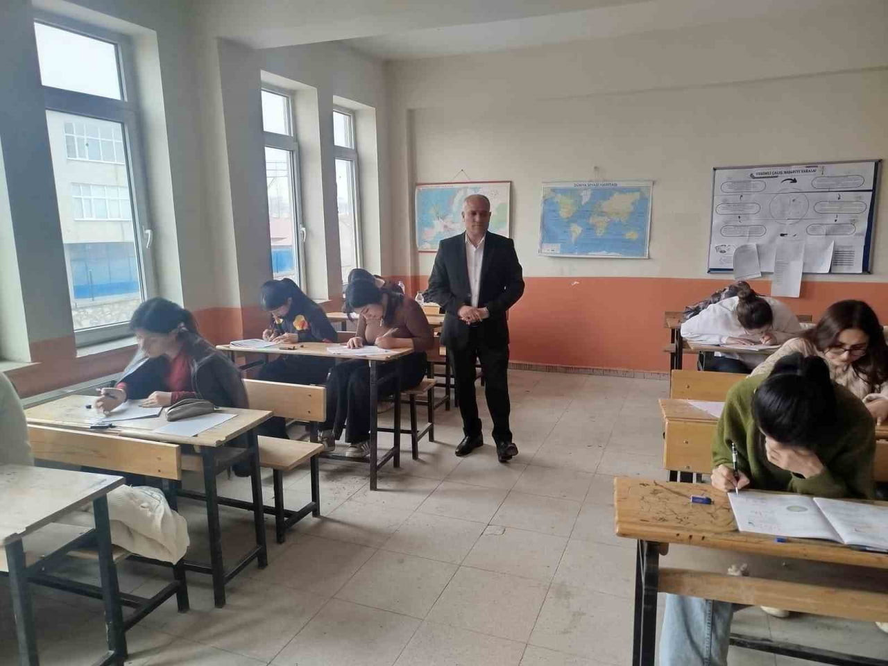 AĞRI DİYADİN İLÇE MİLLİ EĞİTİM MÜDÜRÜ REMZİ IŞIK, ÜNİVERSİTEYE HAZIRLANAN MEZUN ÖĞRENCİLERE...