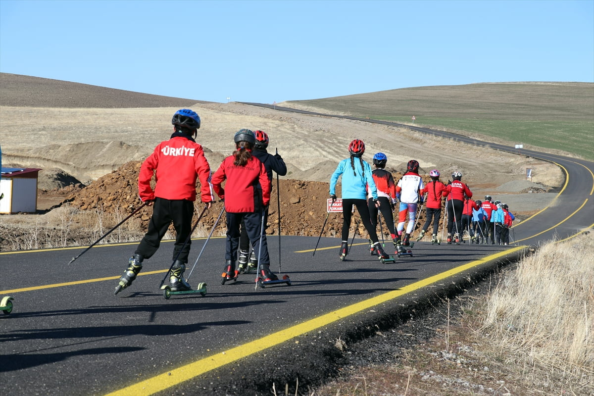 Ağrı Gençlik ve Spor İl Müdürlüğünün kayaklı koşu takımındaki sporcular, kar yağışı olmaması...