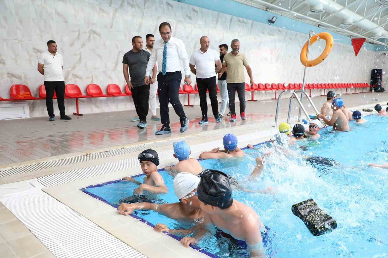 AĞRI GENÇLİK VE SPOR İL MÜDÜRÜ AHMET ÇELEBİ, GENÇLİK VE SPOR BAKANLIĞINCA YÜRÜTÜLEN "YÜZME...