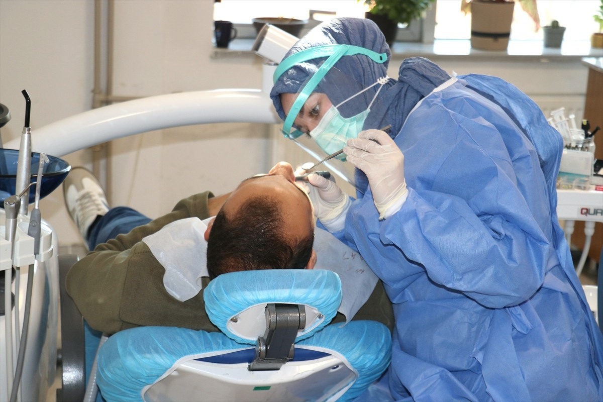 Ağrı il merkezi, Doğubayazıt ve Patnos ilçelerinde bulunan 3 ağız ve diş sağlığı merkezinde günlük...