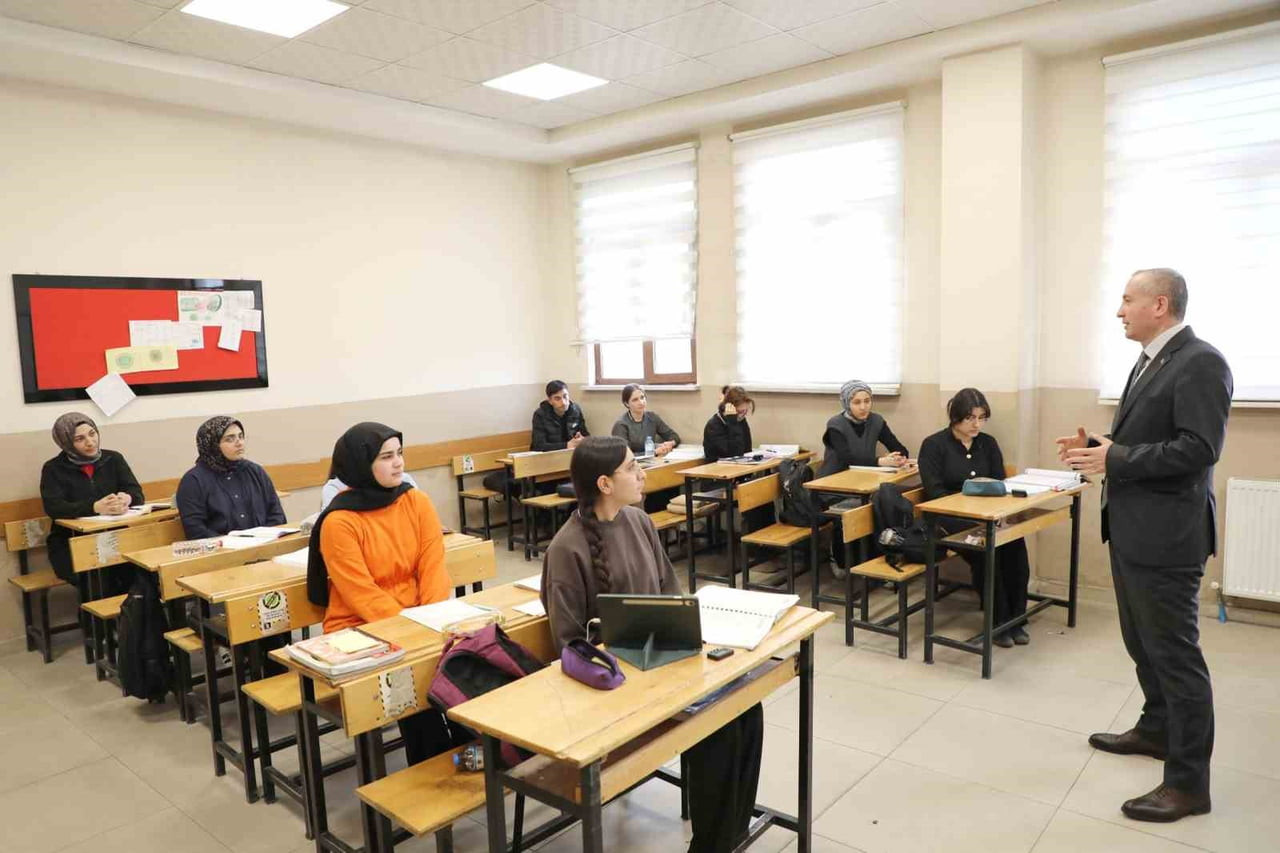 AĞRI İL MİLLİ EĞİTİM MÜDÜRÜ HASAN KÖKREK, İL MERKEZİNDEKİ LİSELERİ ZİYARET EDEREK YÜKSEKÖĞRETİM...