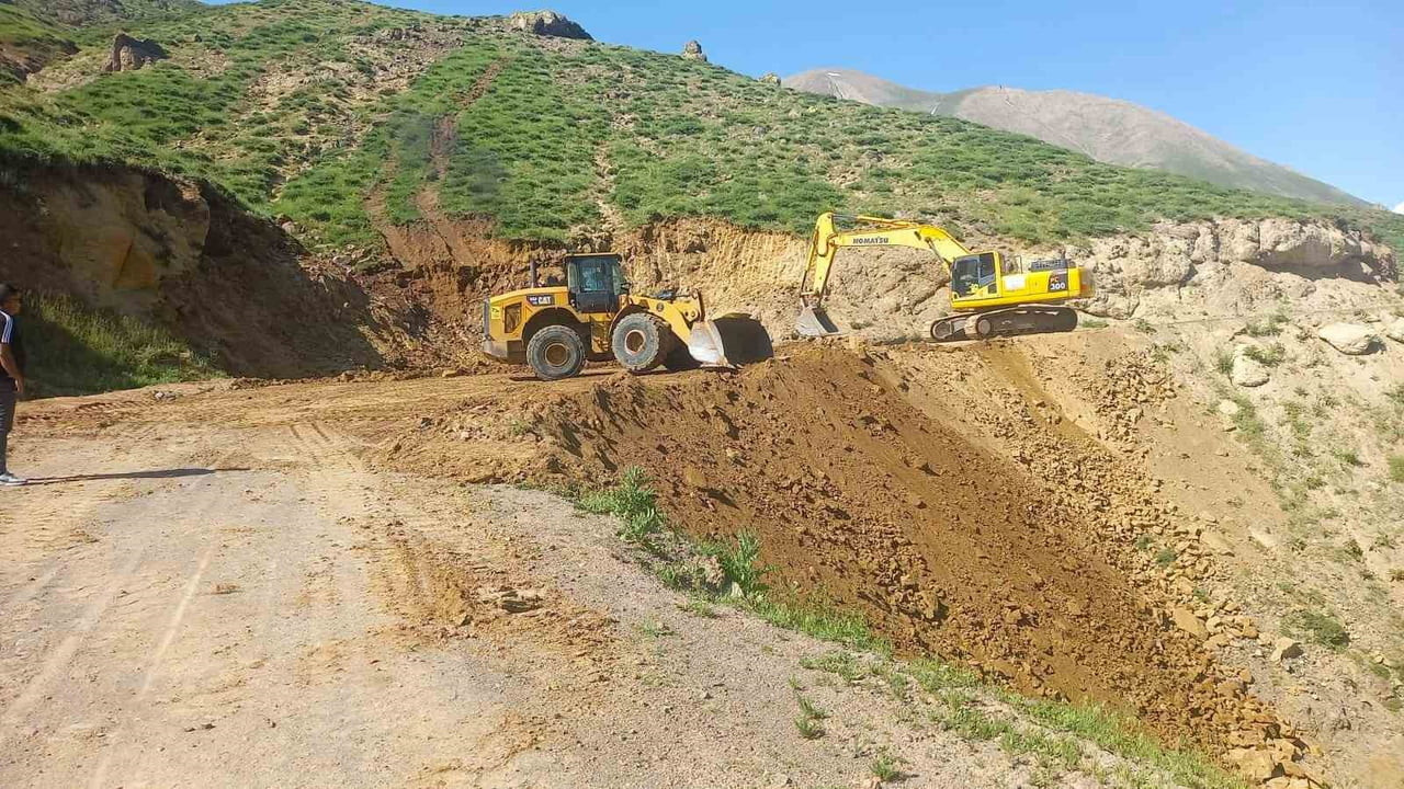 AĞRI İL ÖZEL İDARESİ, KENT GENELİNDE KÖY YOLLARININ ULAŞIM STANDARDINI YÜKSELTMEK AMACIYLA YOL...