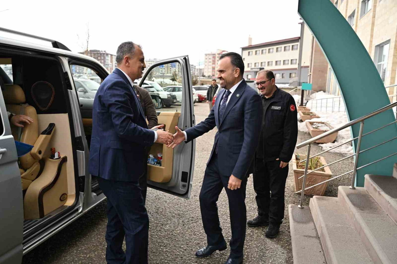 AĞRI VALİSİ ÖNDER BOZKURT, ERZURUM’DA GERÇEKLEŞTİRDİĞİ TEMASLAR KAPSAMINDA BİR DİZİ KURUM ZİYARETİ...