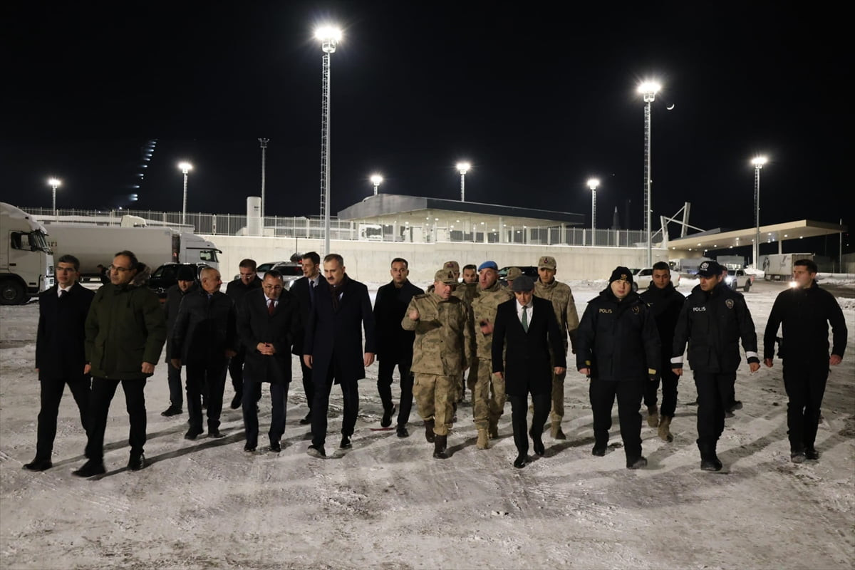 Ağrı Valisi Önder Bozkurt, Gürbulak Sınır Kapısı'nda incelemelerde bulundu.
