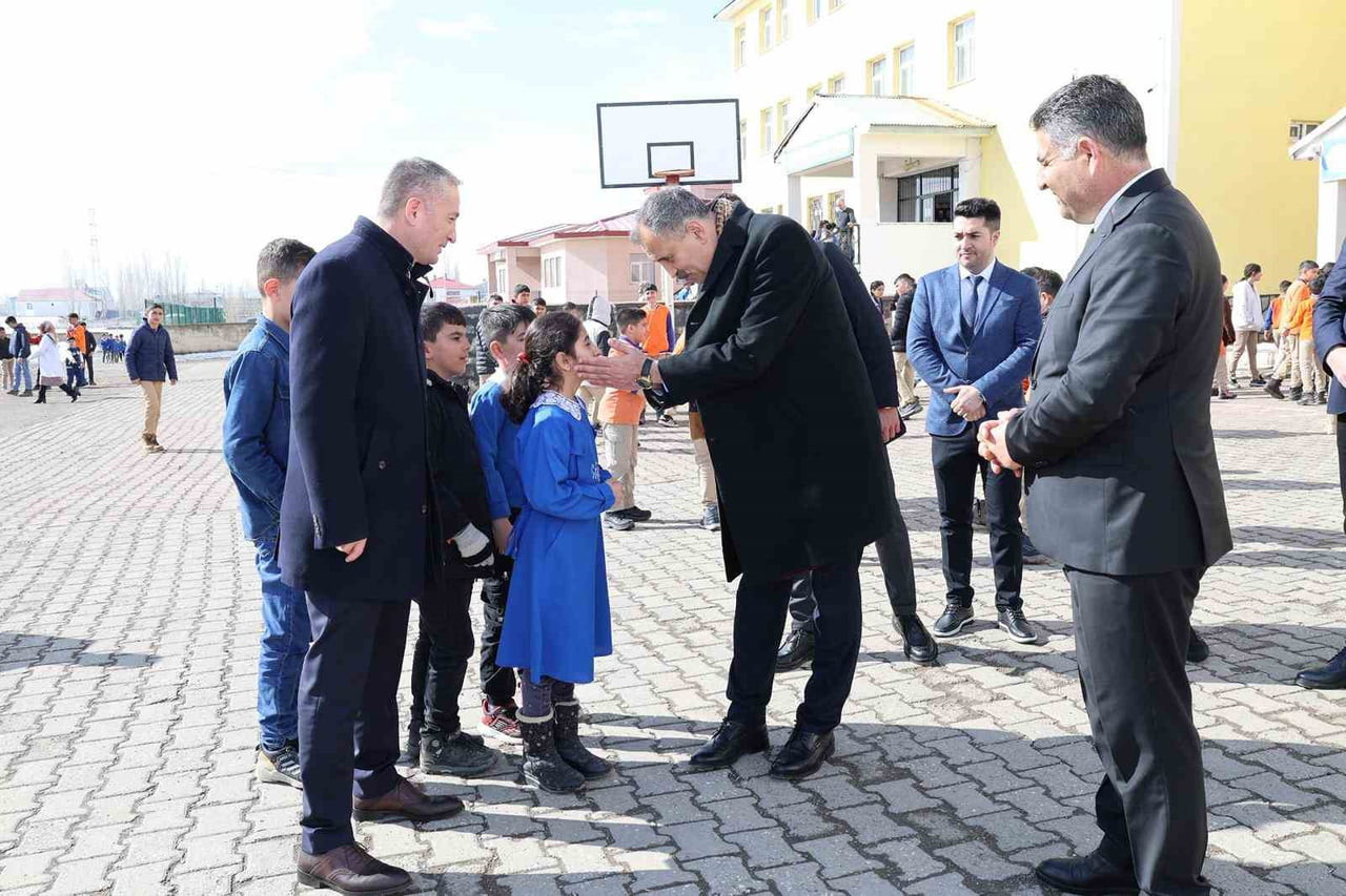 AĞRI VALİSİ ÖNDER BOZKURT, İL MİLLİ EĞİTİM MÜDÜRÜ HASAN KÖKREK İLE BİRLİKTE İL MERKEZİNDEKİ...