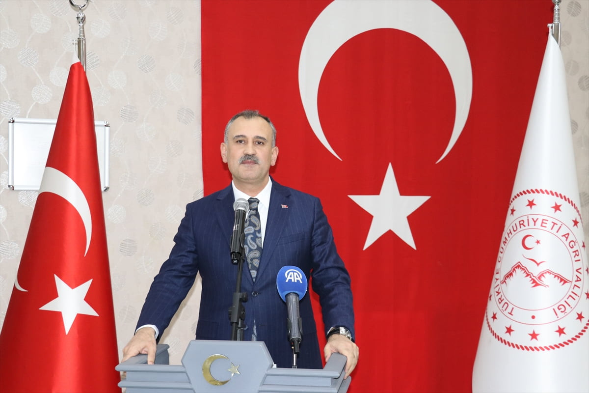 Ağrı Valisi Önder Bozkurt, "Büyük Aile Sofrası" programı kapsamında şehit aileleri ve gazilerle...