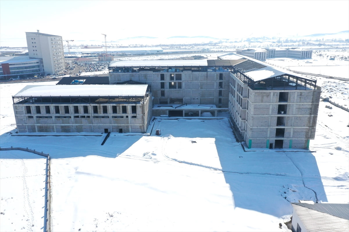 Ağrı Valisi Önder Bozkurt, sismik izolatör teknolojisiyle projelendirilen 270 yatak kapasiteli...