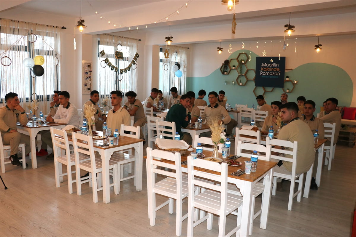 Ağrı Valisi Önder Bozkurt ve eşi Betül Bozkurt, Eleşkirt ilçesinde ekmek üretimin yapıldığı ve...