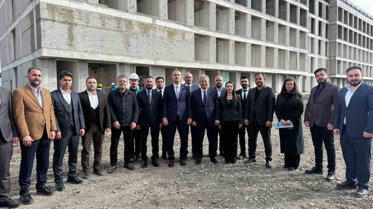 AĞRI VALİSİ ÖNDER BOZKURT VE YETKİLİLER YAPIMI SÜREN 270 YATAKLI KADIN DOĞUM VE ÇOCUK HASTANESİ...