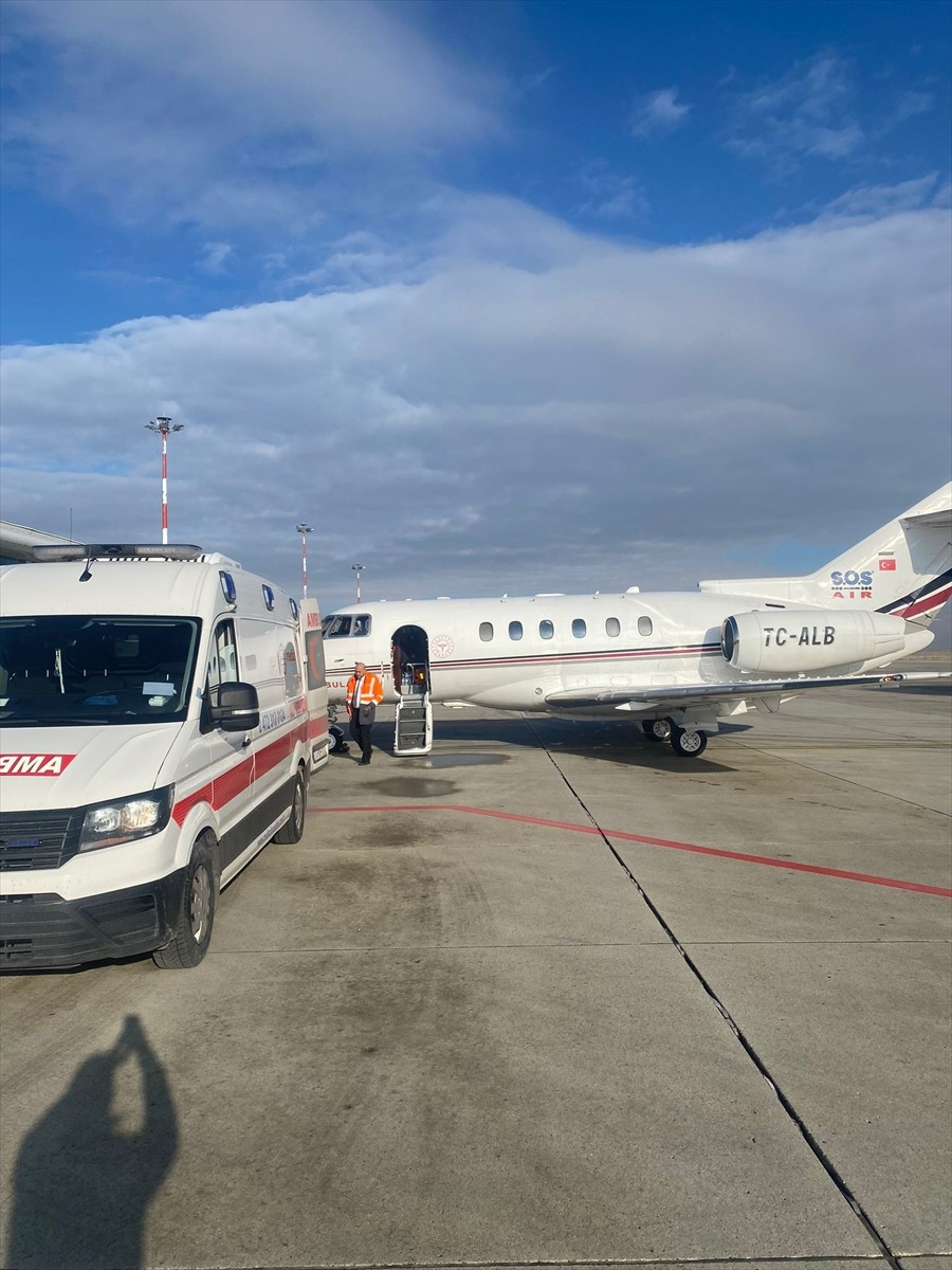 Ağrı'da 1 kilo 300 gram olarak dünyaya gelen ve yemek borusu gelişmeyen bebek ambulans uçakla...