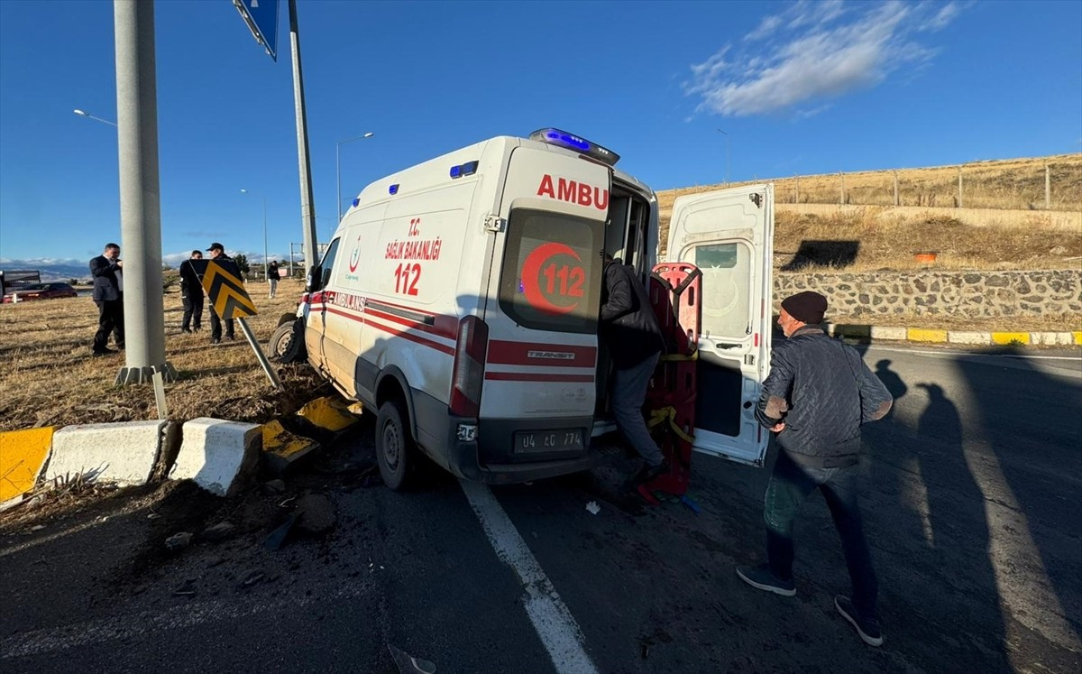 Ağrı'da ambulans ile kamyonetin çarpışması sonucu 2'si ağır 7 kişi yaralandı.