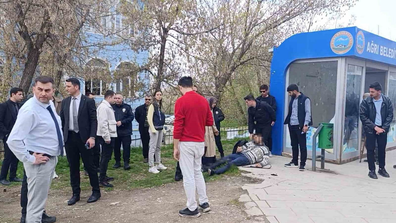 AĞRI'DA BOŞANMA AŞAMASINDAKİ KIZ KARDEŞİ İLE BİRLİKTE ADLİYEYE GELEN ŞAHIS, ENİŞTESİNİ SİLAHLA...