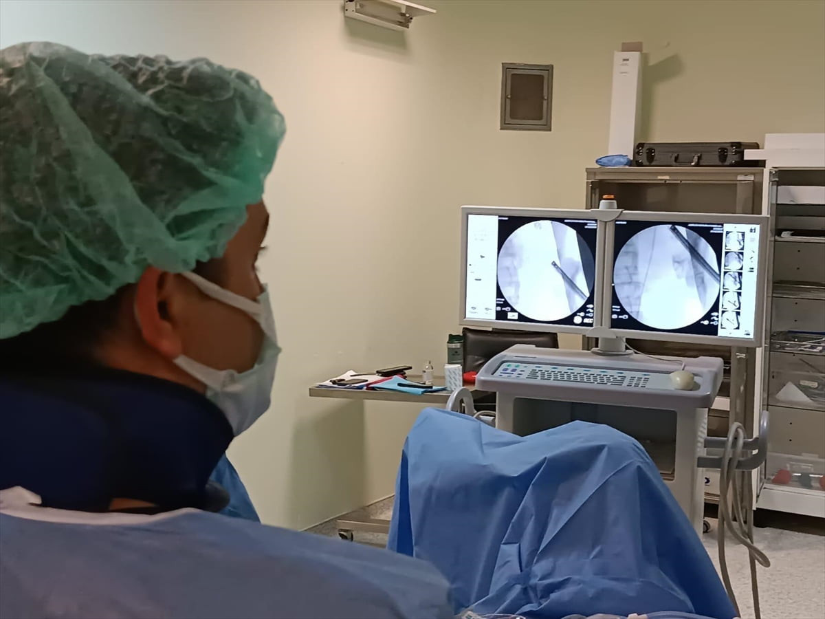 Ağrı'da daha önce 21 kez taş cerrahisi geçirmiş olan hastanın böbreğindeki taşlar, 295 parça...