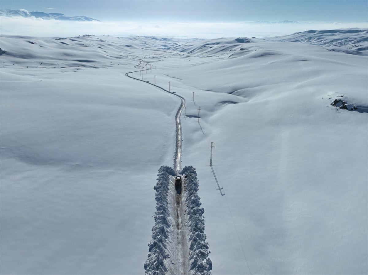 Ağrı'da etkili olan kar yağışı nedeniyle 41 köy yolu ulaşıma kapandı. Kentte dün etkili olan kar...