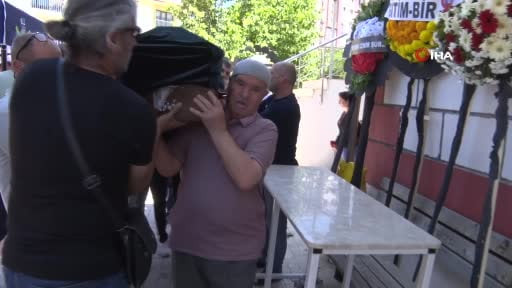 Ağrı'da evinde ölü bulunan ana sınıfı öğretmeni Irmak Ayşe Koparan İzmir'de toprağa...