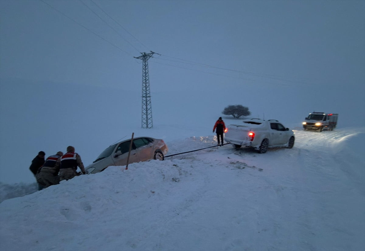 Ağrı'da hava koşulları nedeniyle mahsur kalan araçlar ve vatandaşlar ekiplerin yardımıyla...