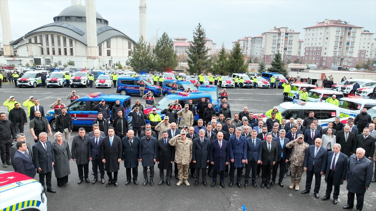 Ağrı'da İl Emniyet Müdürlüğü ve İl Jandarma Komutanlığına alınan 85 aracın hizmete girmesi...