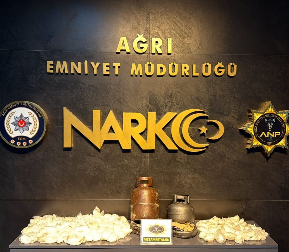 Ağrı'da, İran'dan gelen tırda yapılan aramada tüpün içerisinde 8 kilo 300 gram sentetik uyuşturucu...