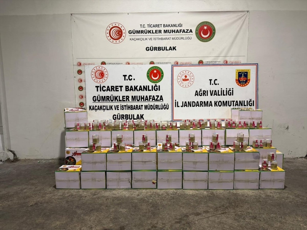 Ağrı'da, İran'dan ülkeye giriş yapan tırda 163 kilo 900 gram eroin ele geçirildi.