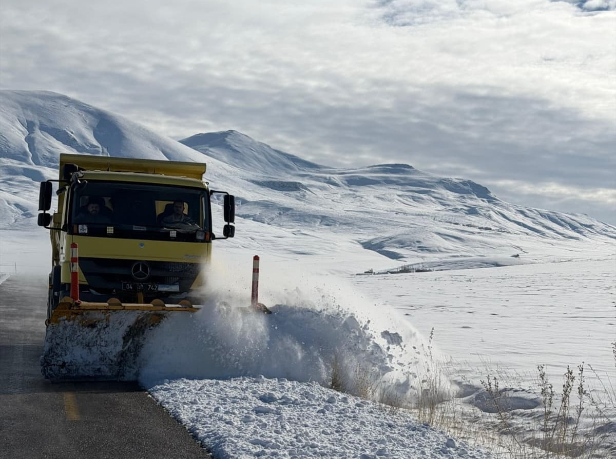 Ağrı'da kar ve tipi nedeniyle kapanan 354 köy yolu, yapılan çalışmalar sonucu ulaşıma...