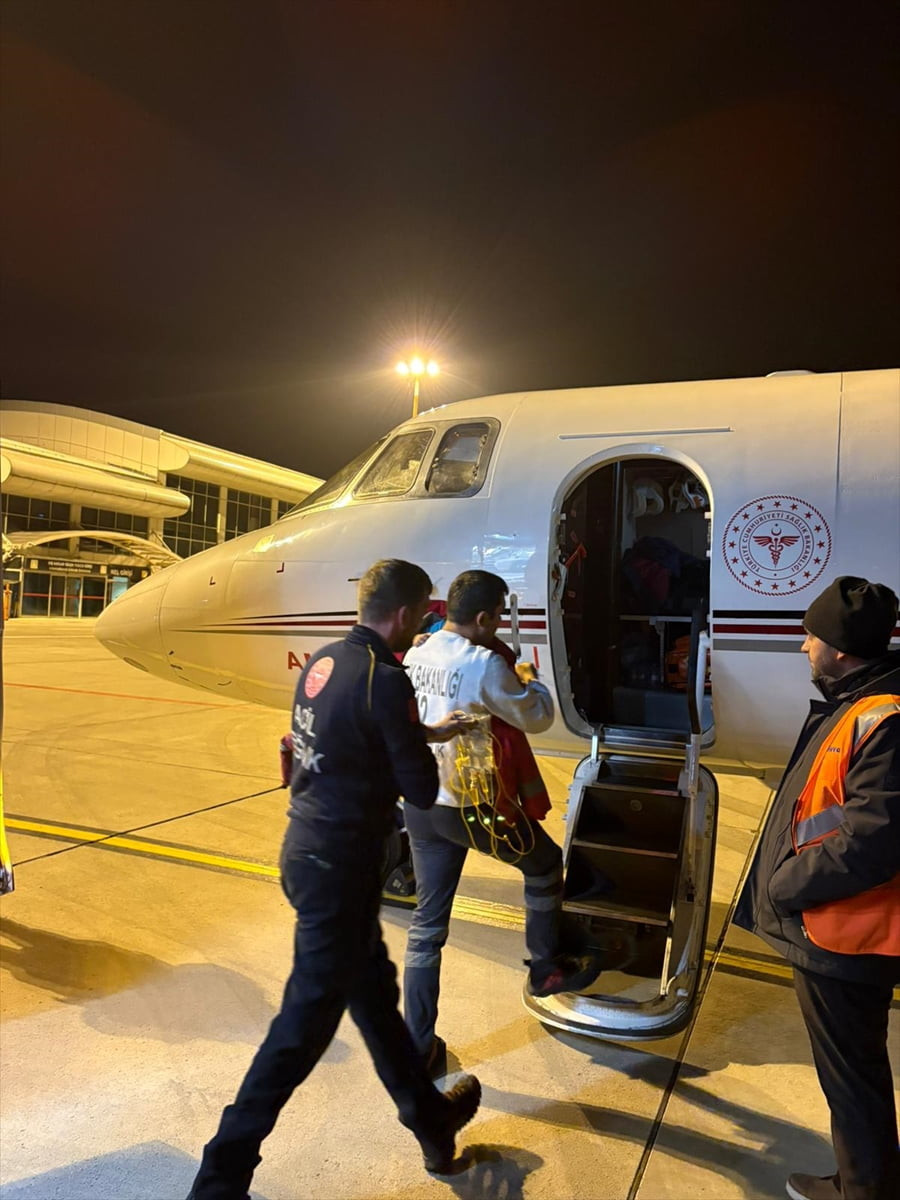 Ağrı'da karaciğer yetmezliği bulunan 2 yaşındaki bebek, ambulans uçakla Ankara'ya sevk...