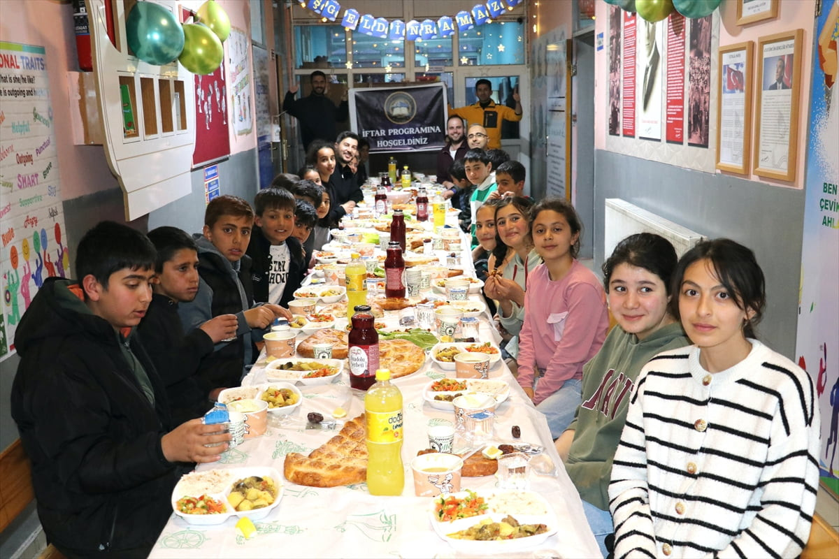 Ağrı'da merkeze bağlı Eskiharman köyünde, Eskiharman Ortaokulunda görev yapan öğretmenler, okulda...