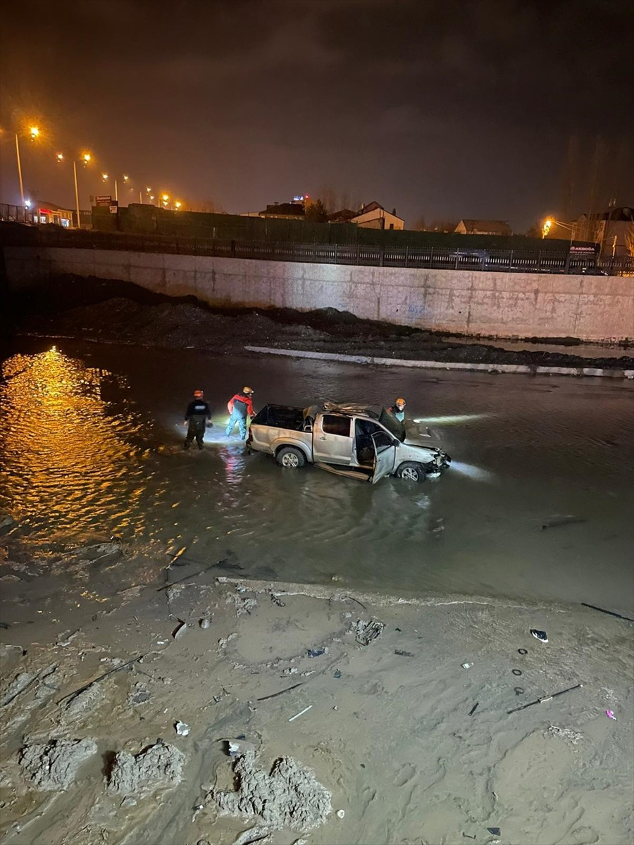 Ağrı'da Murat Nehri'ne düşen pikaptaki 5'i düzensiz göçmen 7 kişi yaralandı. İhbar üzerine bölgeye...