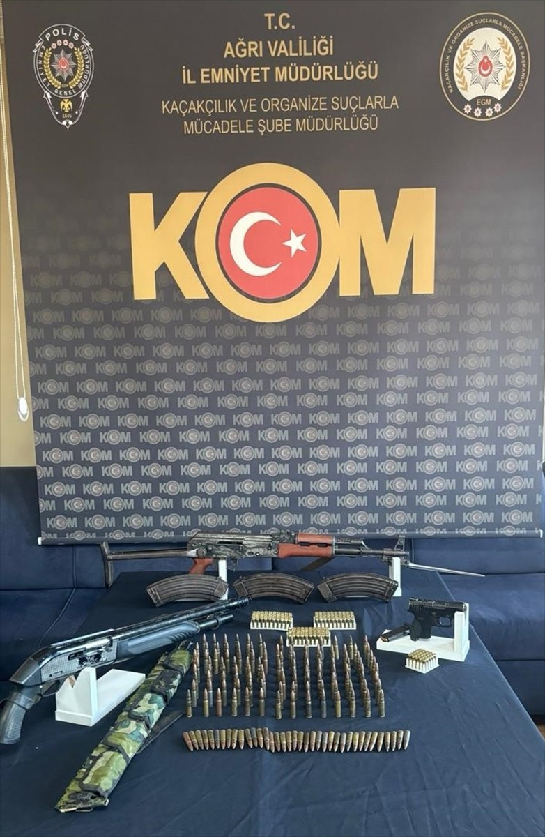 Ağrı'da polis ekiplerince düzenlenen kaçakçılık operasyonunda 3 şüpheli gözaltına alındı....