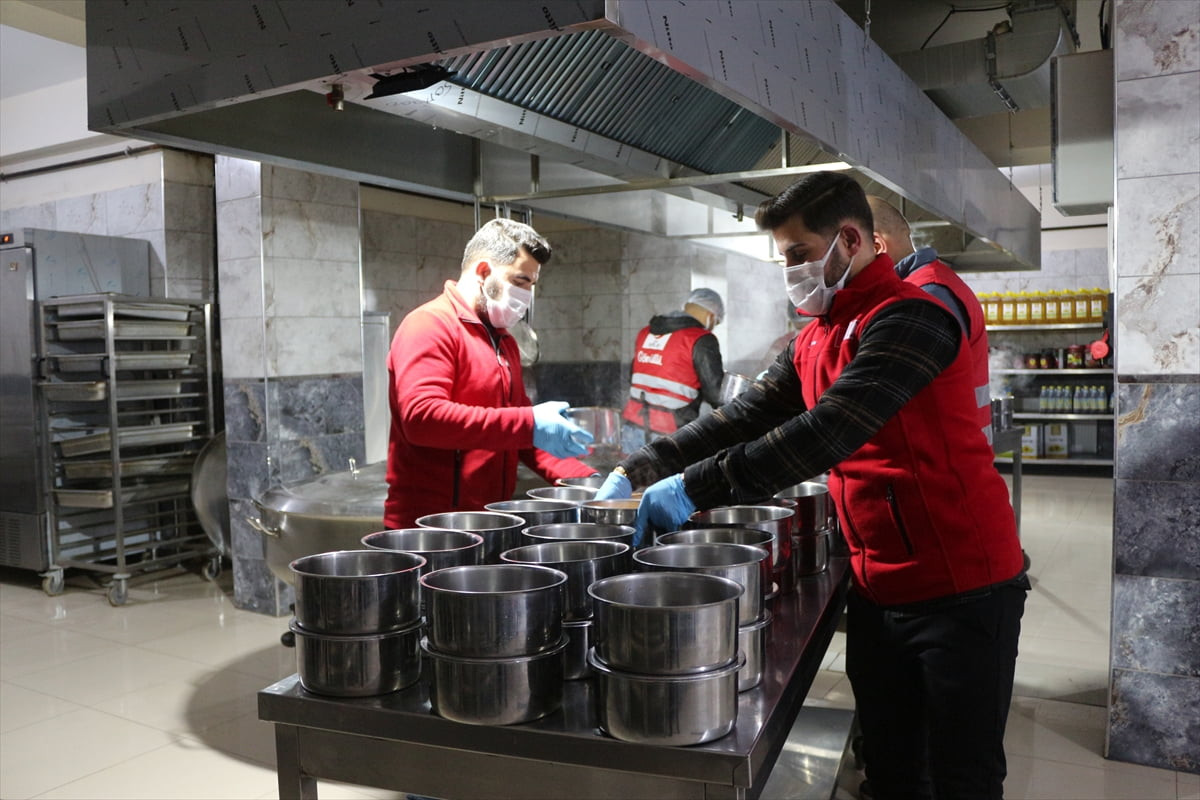 Ağrı'da Türk Kızılay Doğubayazıt Şubesi, hayırseverlerin desteğiyle ramazan ayında her gün 1300...