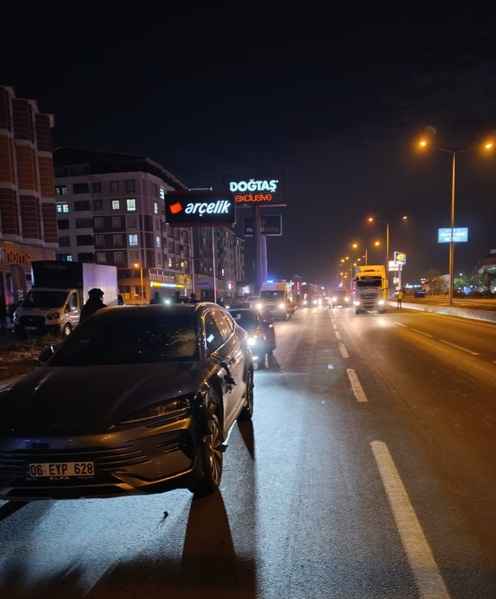 Ağrı'da yolun karşısına geçmeye çalışırken otomobilin çarptığı kadınlardan biri öldü, diğeri ağır...