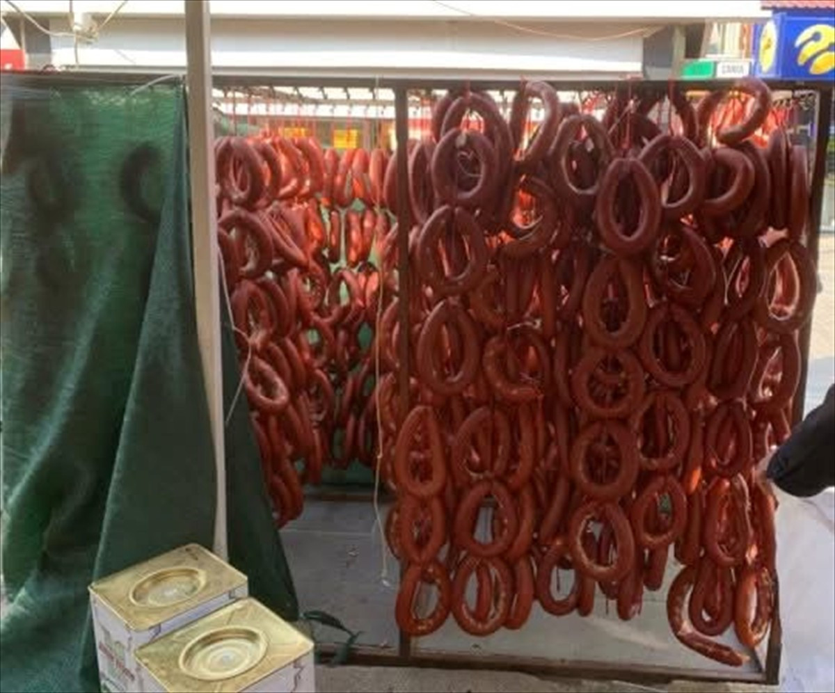 Ağrı'da, yöresel ürünler standında etiketsiz ve soğuk zincir kırılarak satışa sunulduğu tespit...