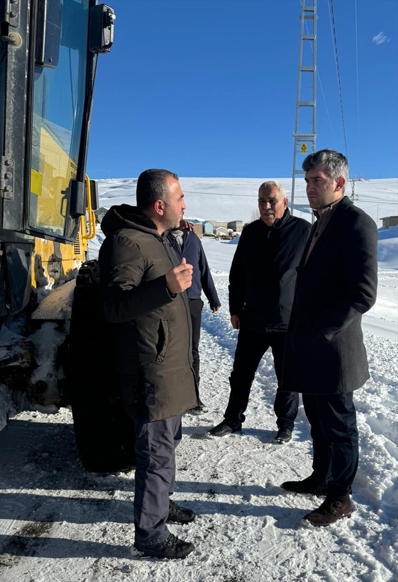 Ağrı'nın Diyadin ilçesinde etkili olan kar yağışı nedeniyle yolu ulaşıma kapanan köylerde çalışma...