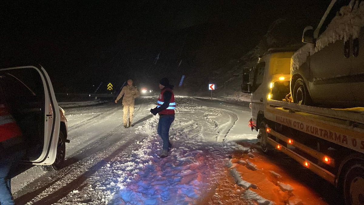 Ağrı'nın Doğubayazıt ilçesi ile Van'ın Çaldıran ilçesini birbirine bağlayan yüksek rakımlı...